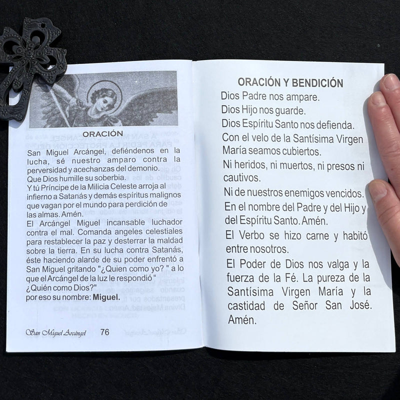 Devocionario a San Miguel Arcangel Softcover Book