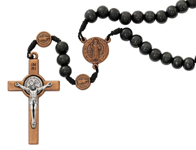 Crucifijo y centro de San Benito en cuentas de madera negra de 7 mm con cobre
