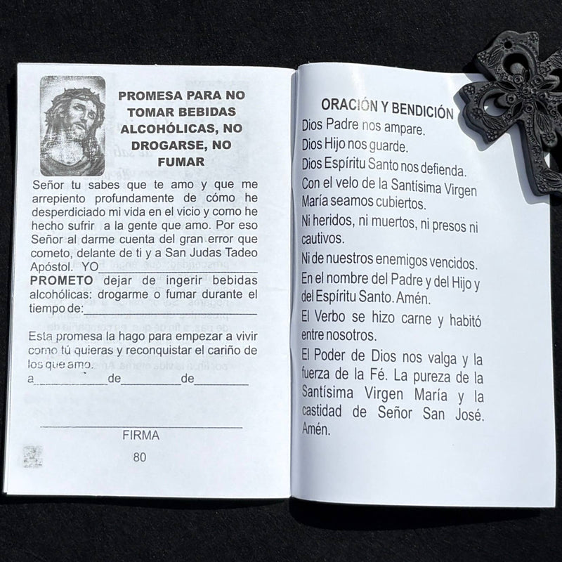 Oraciones para Toda Ocasión y El Santo Rosario Book