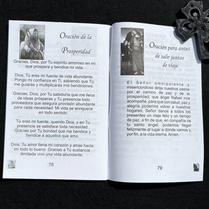 Oraciones para Toda Ocasión y El Santo Rosario Book