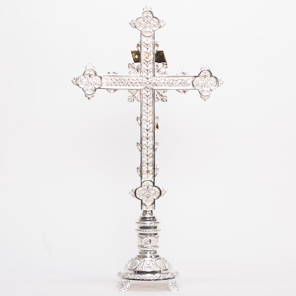 Crucifijo de altar adornado tradicional de 24"