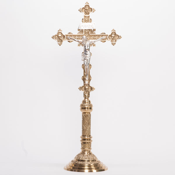 Juego de altar con crucifijo tradicional adornado de 31" y candelabros de 18,5"