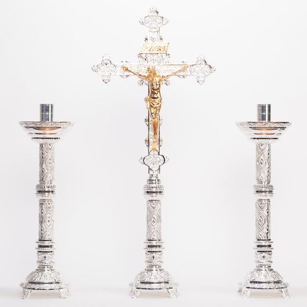 Juego de altar con crucifijo tradicional adornado de 31" y candelabros de 18,5"