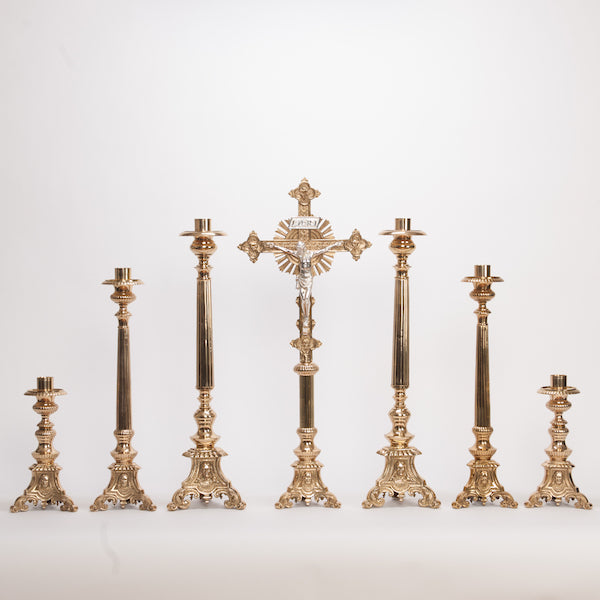 Juego de altar tradicional con crucifijo y candelabros de latón de la Sagrada Familia