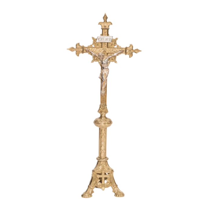 Juego de altar tradicional con crucifijo y candelabros de latón