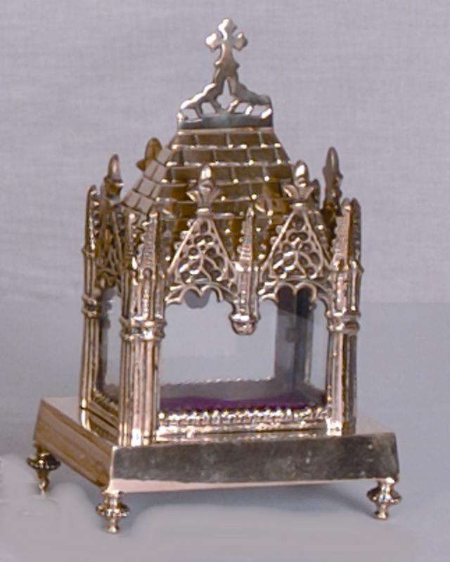 Santuario de reliquias de latón