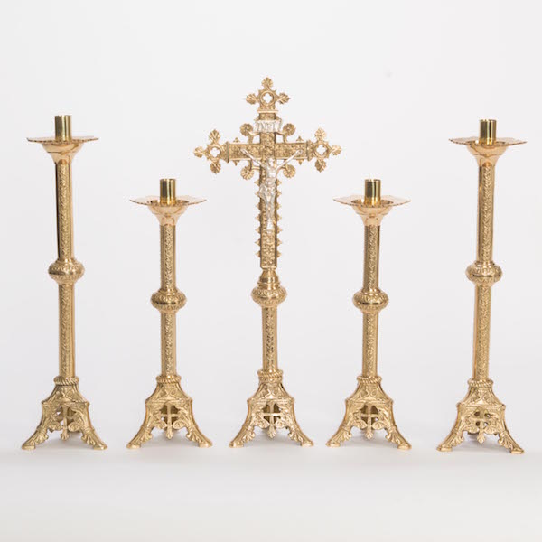 Juego de altar clásico con crucifijo y candelabros de latón macizo