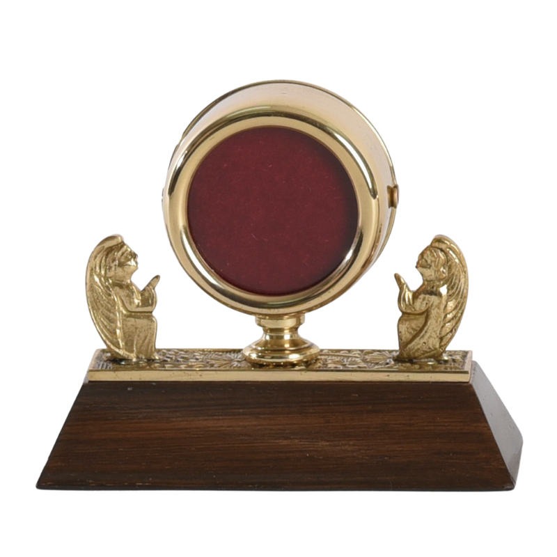 Relicario pequeño de latón macizo con base