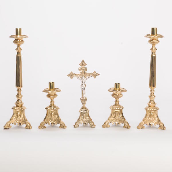 Juego de altar con crucifijo y candelabros de latón de la Sagrada Familia