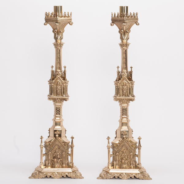 Conjunto de altar de crucifijo y candelabros de estilo gótico francés tradicional