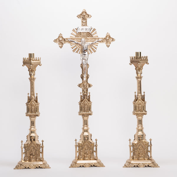 Conjunto de altar de crucifijo y candelabros de estilo gótico francés tradicional