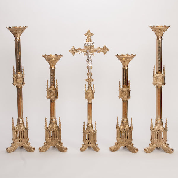 Conjunto de altar de crucifijo y candelabros de estilo gótico tradicional