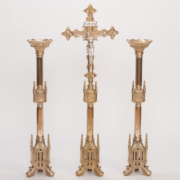 Conjunto de altar de crucifijo y candelabros de estilo gótico tradicional