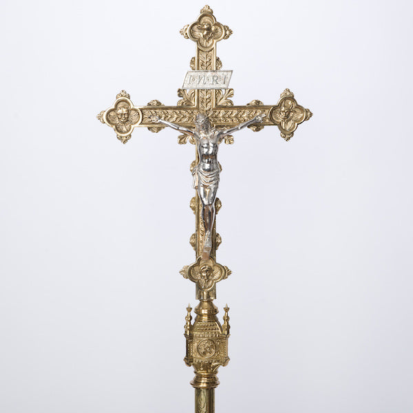 Crucifijo Procesional de Corpus Chapado en Plata Estilo Gótico Tradicional