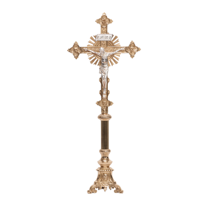 Juego de altar tradicional con crucifijo y candelabros de latón de la Sagrada Familia