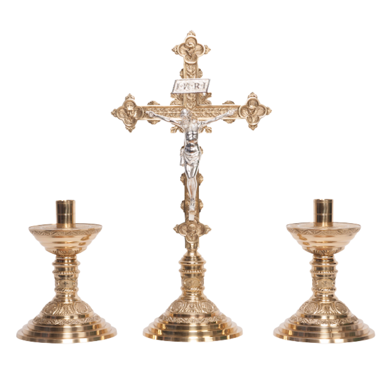 Juego de altar tradicional con crucifijo y candelabros adornados