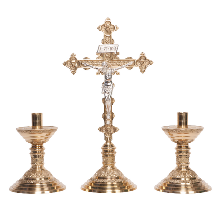 Juego de altar tradicional con crucifijo y candelabros adornados