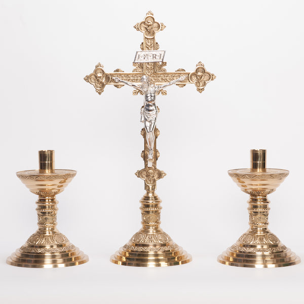 Juego de altar tradicional con crucifijo y candelabros adornados