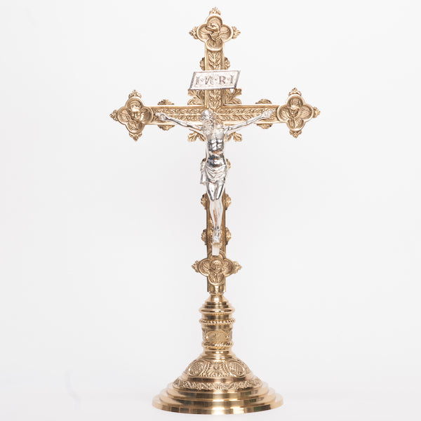 Juego de altar tradicional con crucifijo y candelabros adornados