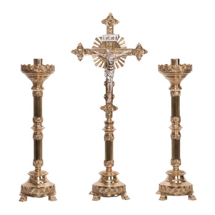 Juego de altar tradicional con crucifijo y candelabros de tallo de cresta