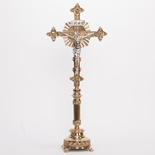 Juego de altar tradicional con crucifijo y candelabros de tallo de cresta